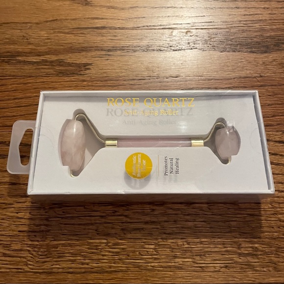 Rose quartz roller with gold tone hardware. NIB. - Picture 2 of 3